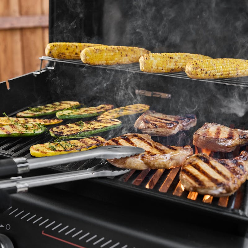 Weber Spirit E-425C STEALTH Gasgrill mit gegrilltem Mais, Zucchini und Fleisch