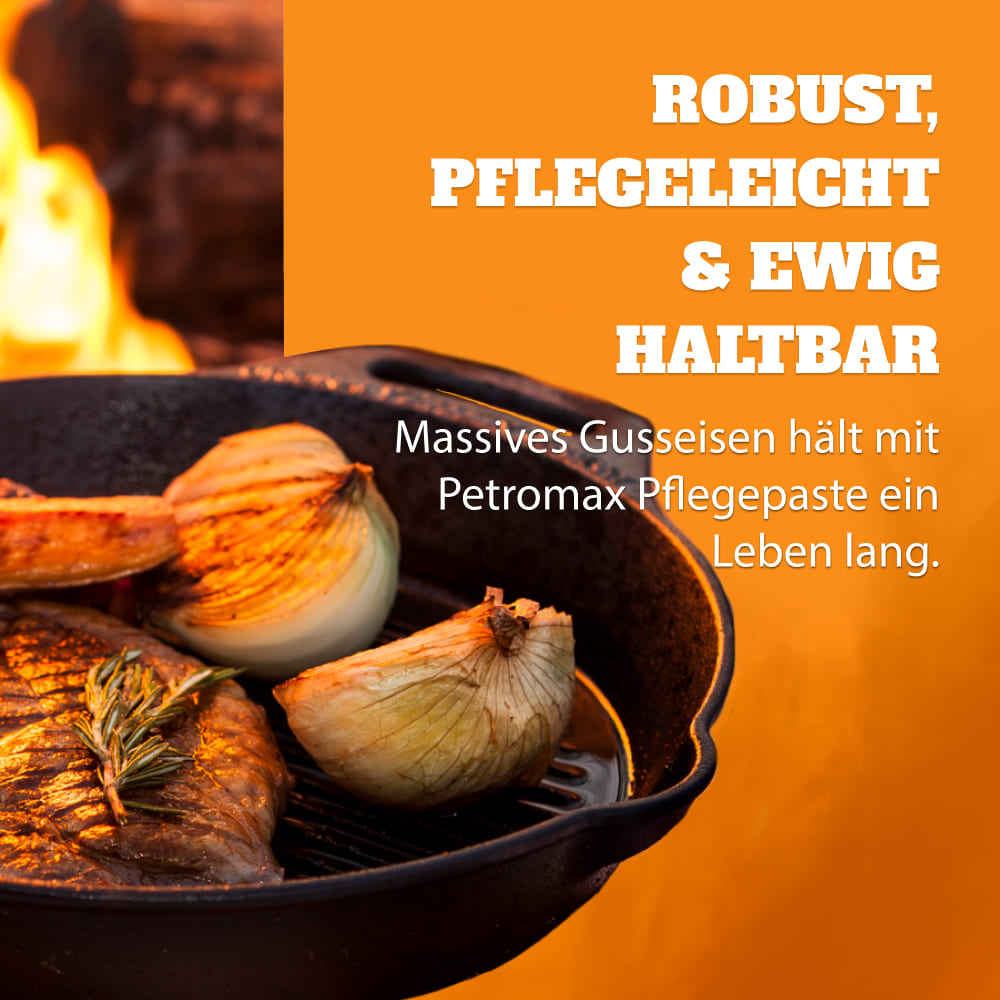 Petromax Feuerpfanne aus Gusseisen mit Steak und Zwiebeln über Lagerfeuer