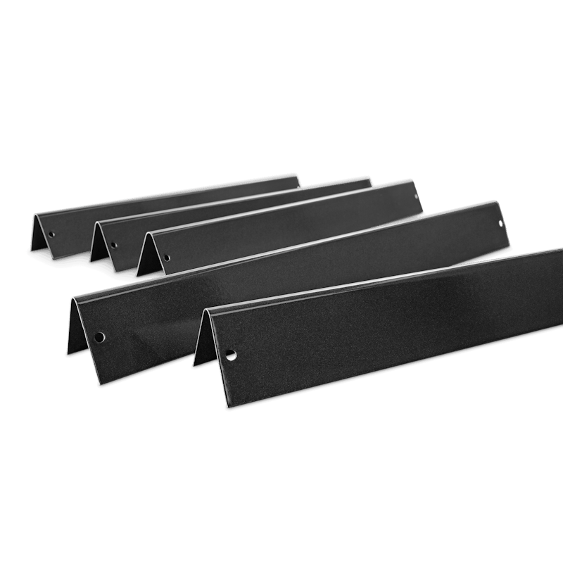 Set von fünf schwarzen porzellanemaillierten Weber Flavorizer Bars auf dunkelgrünem Hintergrund