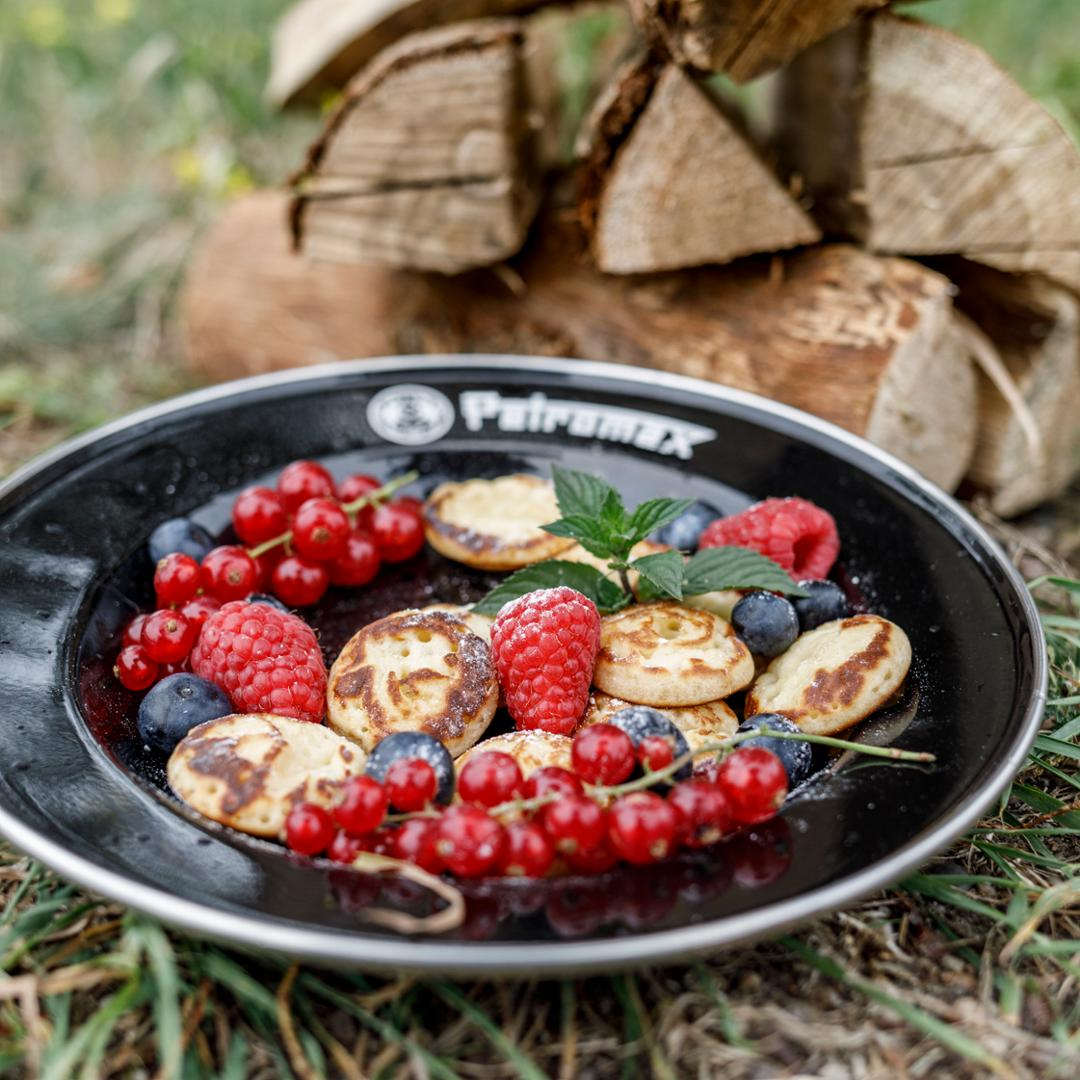 Petromax Emaille Teller mit Beeren und Pfannkuchen im Freien