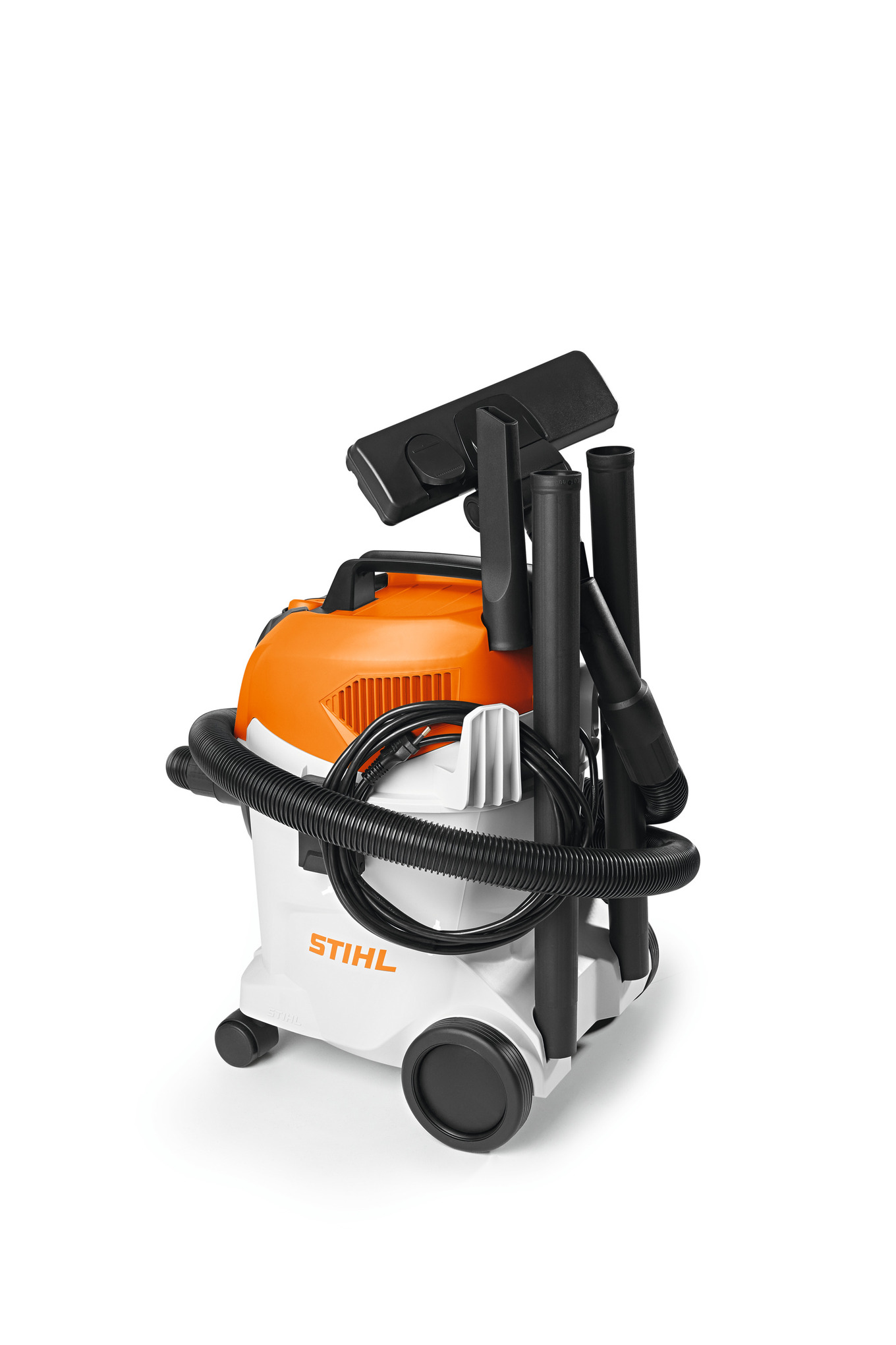 Stihl SE 33 Nass- und Trockensauger mit Zubehör auf einfarbigem Hintergrund