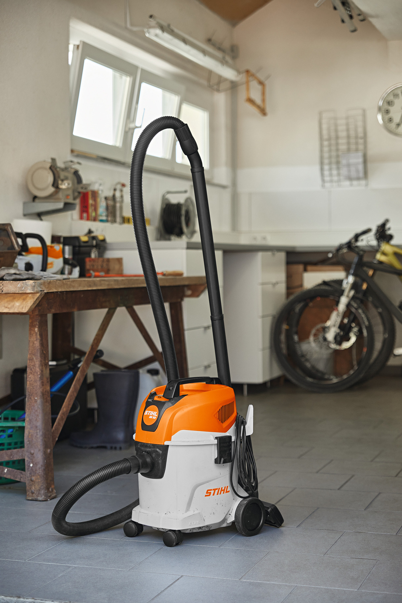 Stihl SE 33 Nass- und Trockensauger in einer hellen Werkstatt