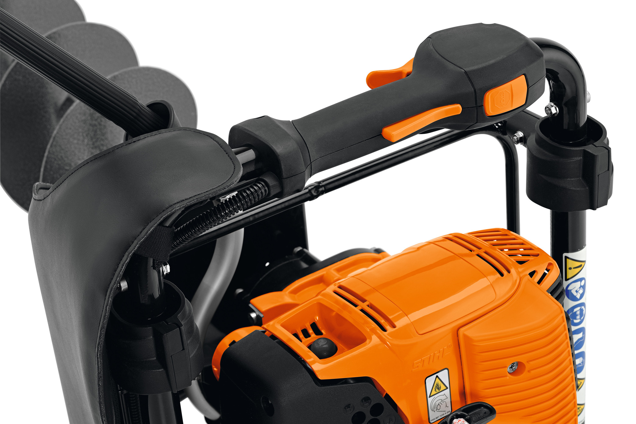 Nahaufnahme des STIHL BT 131 Erdbohrgeräts mit Fokus auf Motor und Bedienelemente