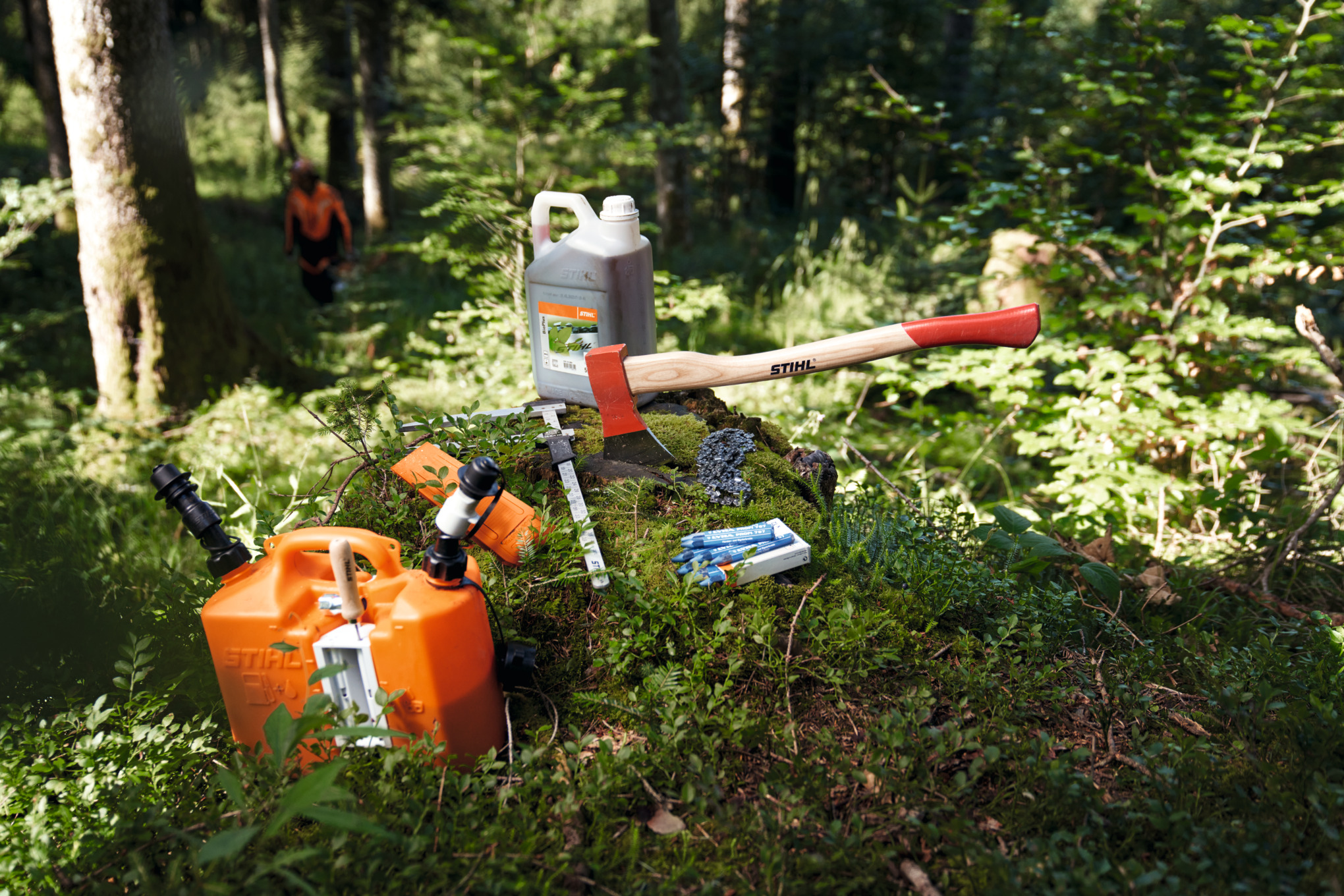Professionelle Forstarbeit mit STIHL Werkzeugen und Kombikanistern im Wald