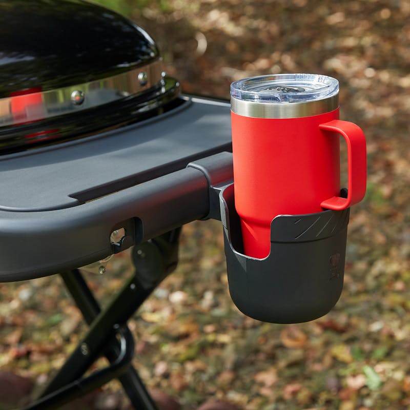 Roter Getränkehalter am Weber Traveler Compact Gasgrill im Freien