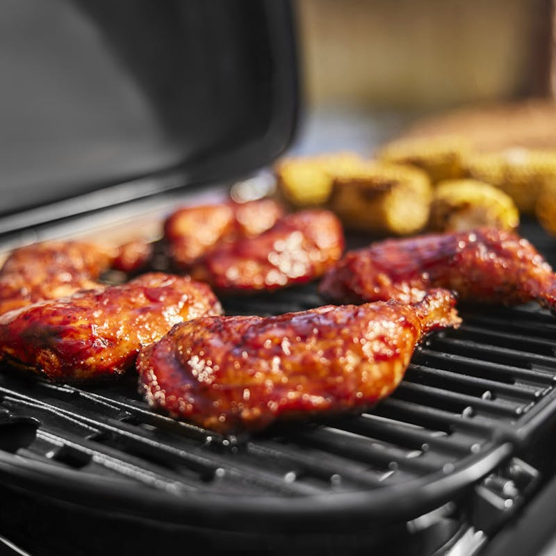Gegrillte Hähnchenschenkel und Kartoffeln auf Weber Traveler Compact Gasgrill