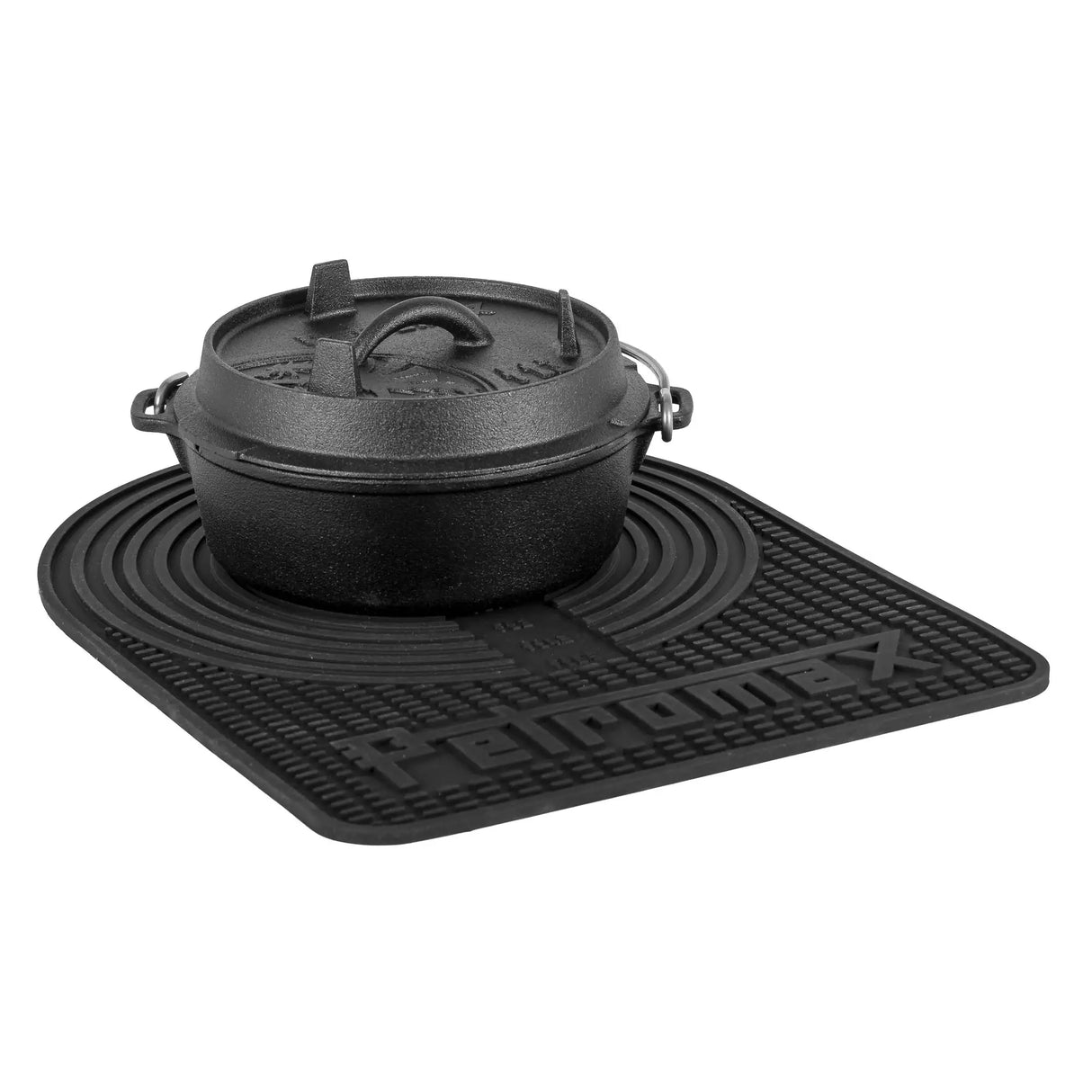 Schwarze Petromax Silikonmatte mit Feuertopf darauf