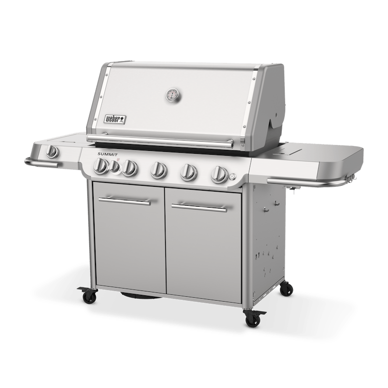 Weber Summit FS38 S Gasgrill aus Edelstahl mit geöffnetem Deckel und Seitentischen