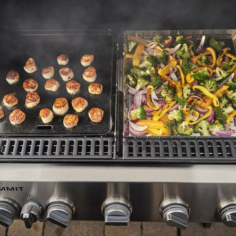 Weber Summit FS38 S Gasgrill mit Jakobsmuscheln und buntem Gemüse in Aktion