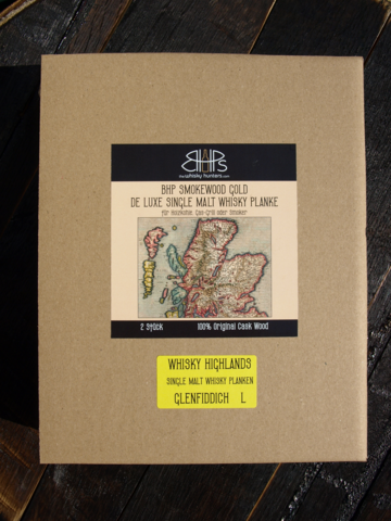 Verpackung von BHP Smokewood Gold Whisky Planken auf Holzhintergrund