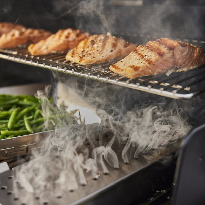 Weber Summit FS38 E Gasgrill in Aktion mit Lachs und grünen Bohnen