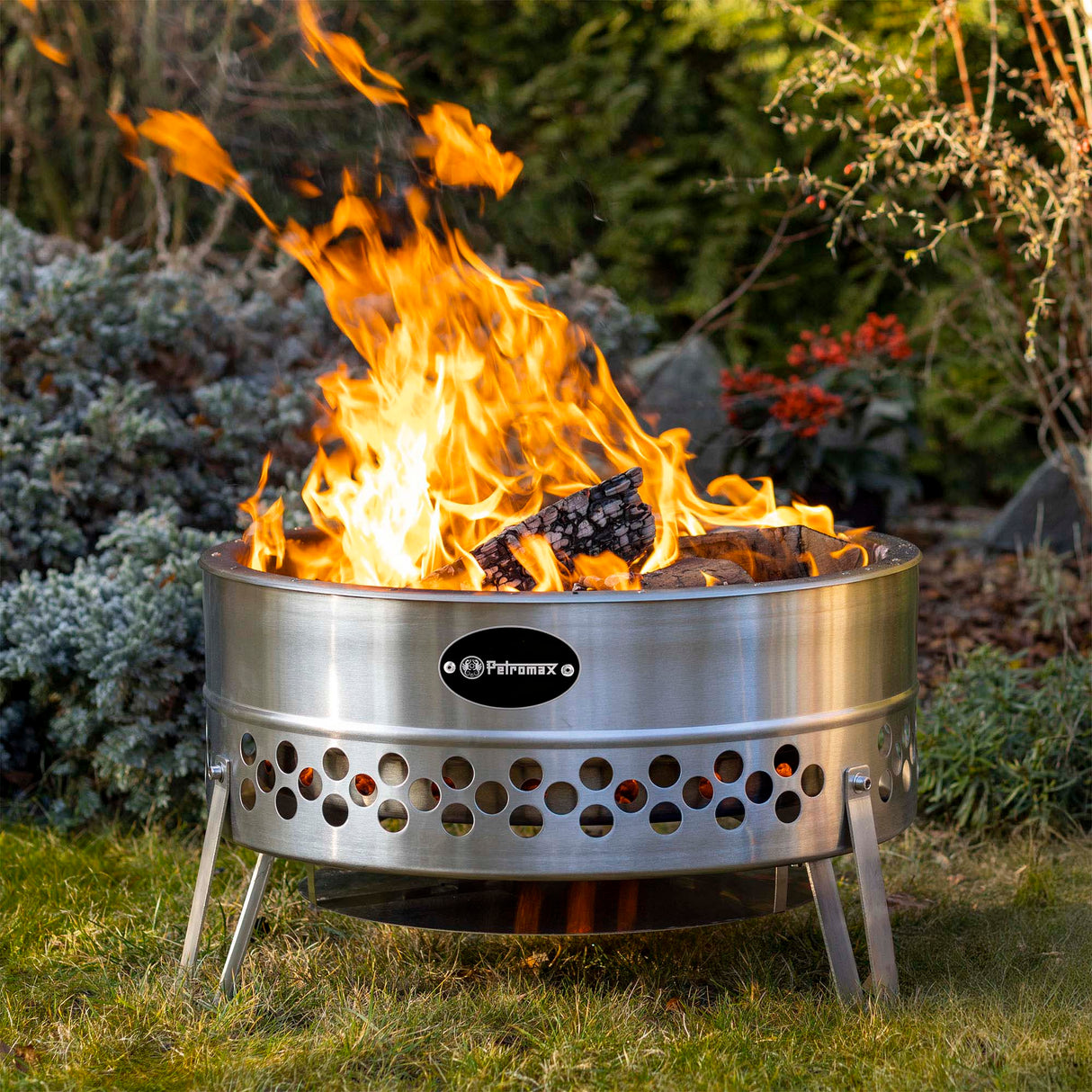 Petromax Feuerschale Tyropit mit lebhaftem Feuer im Garten