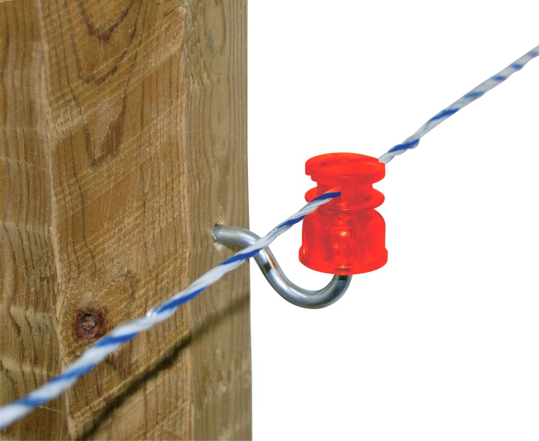 Roter Polycarbonat Schlitzisolator an Holzpfosten mit blau-weißem Seil