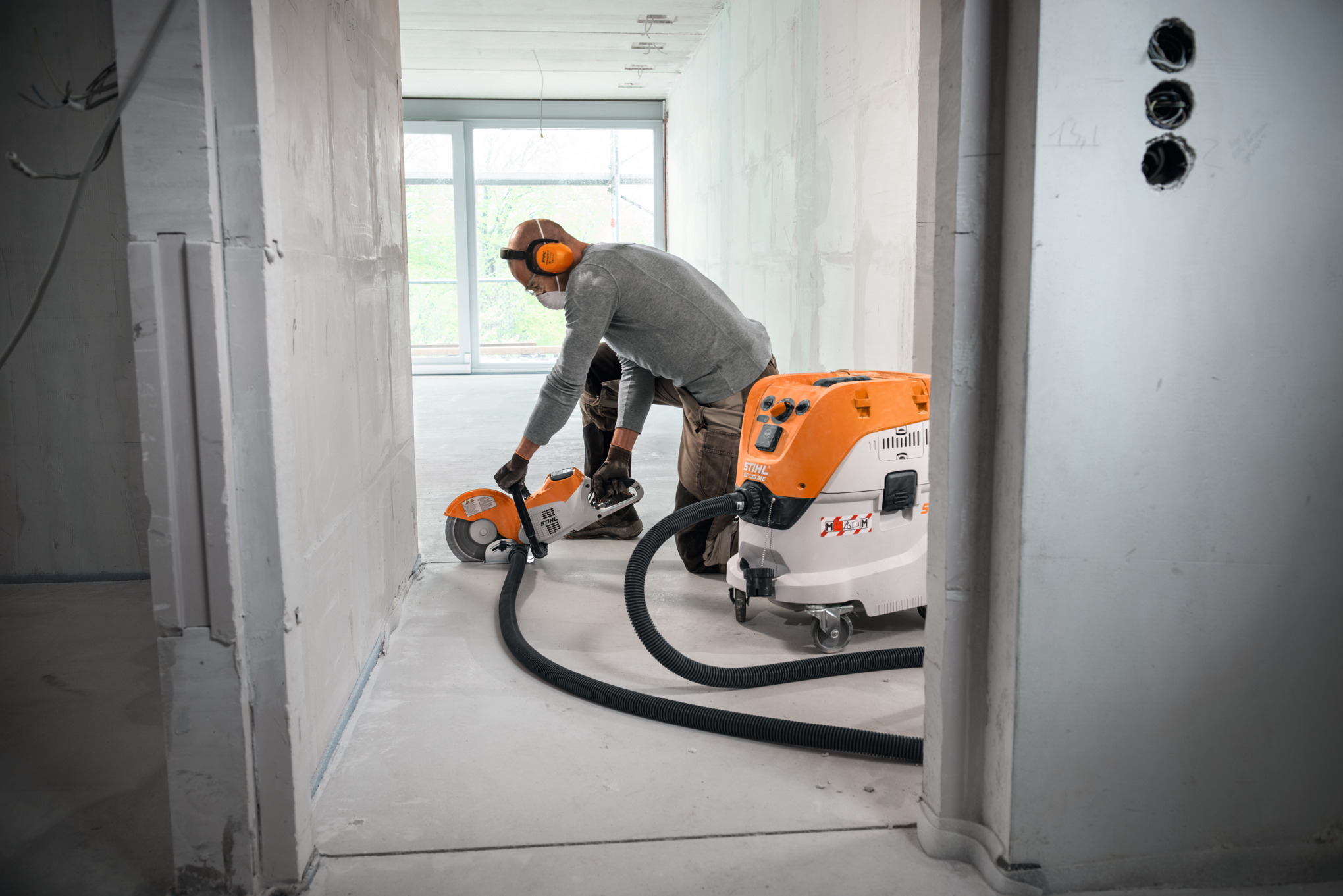 Arbeiter verwendet Stihl Nass- und Trockensauger auf Baustelle