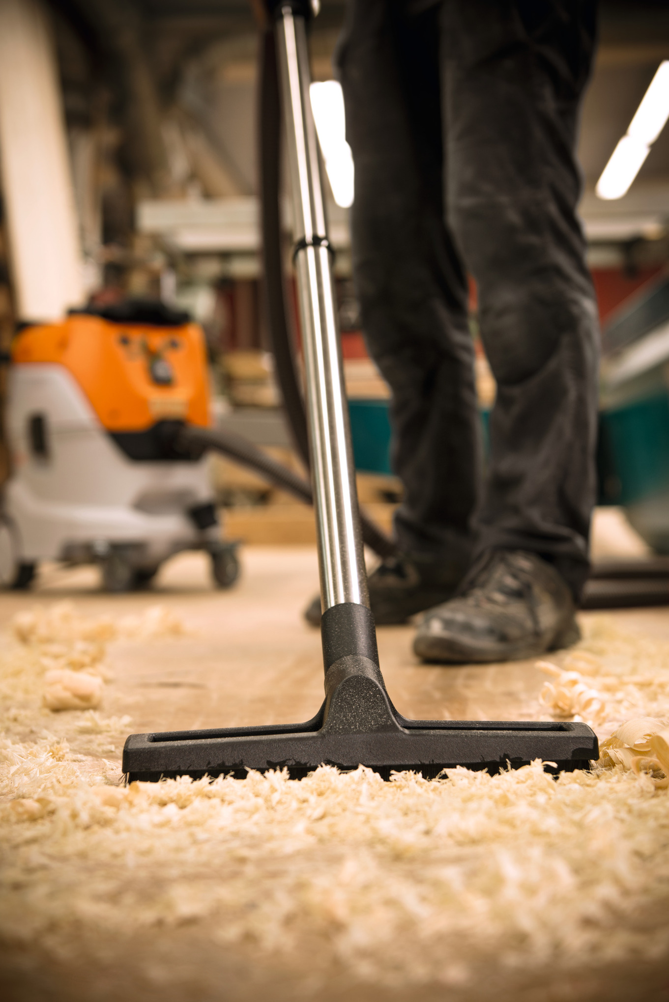 Person verwendet Stihl Nass- und Trockensauger in Werkstatt