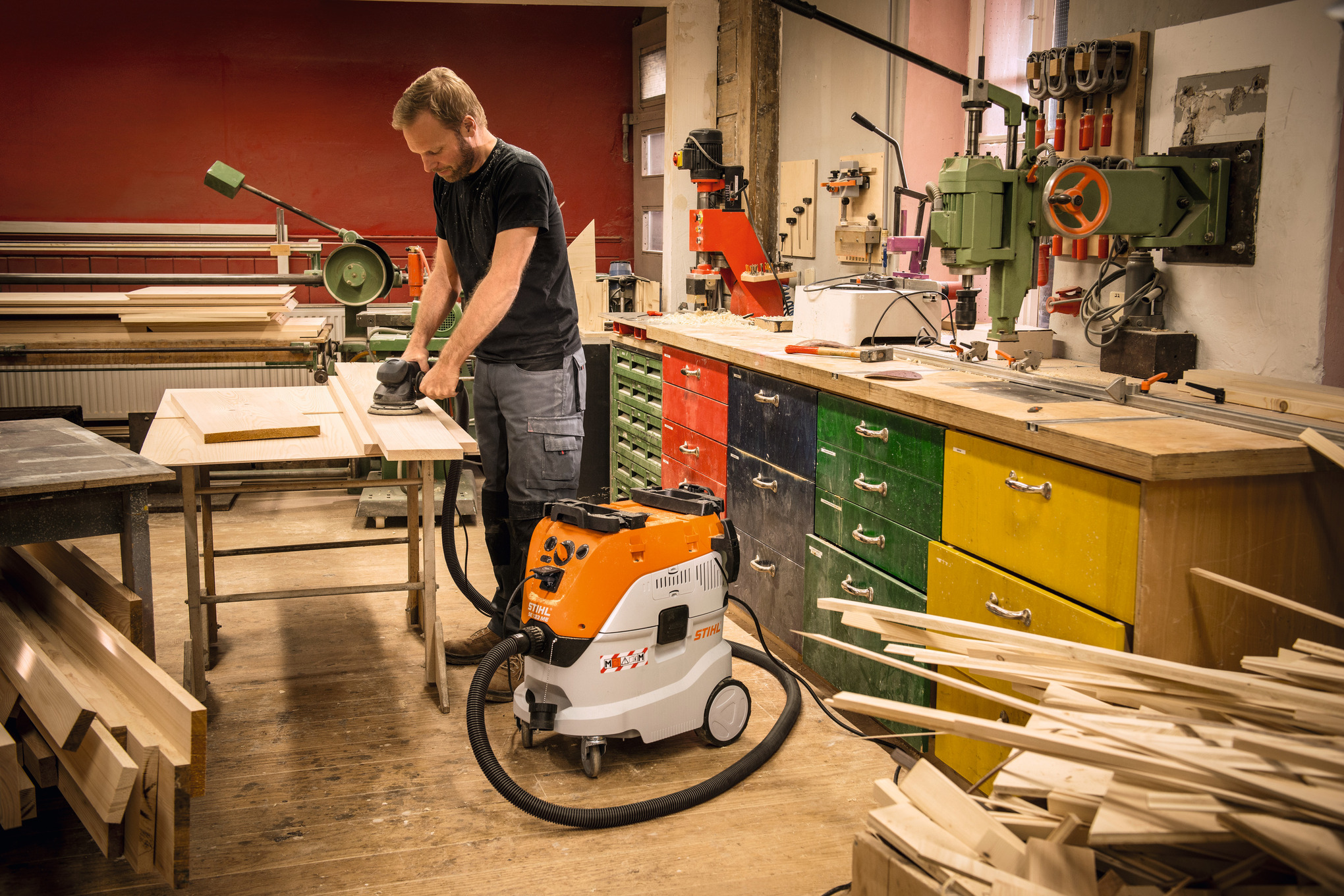Mann verwendet Stihl SE 133 ME Sauger in Werkstatt