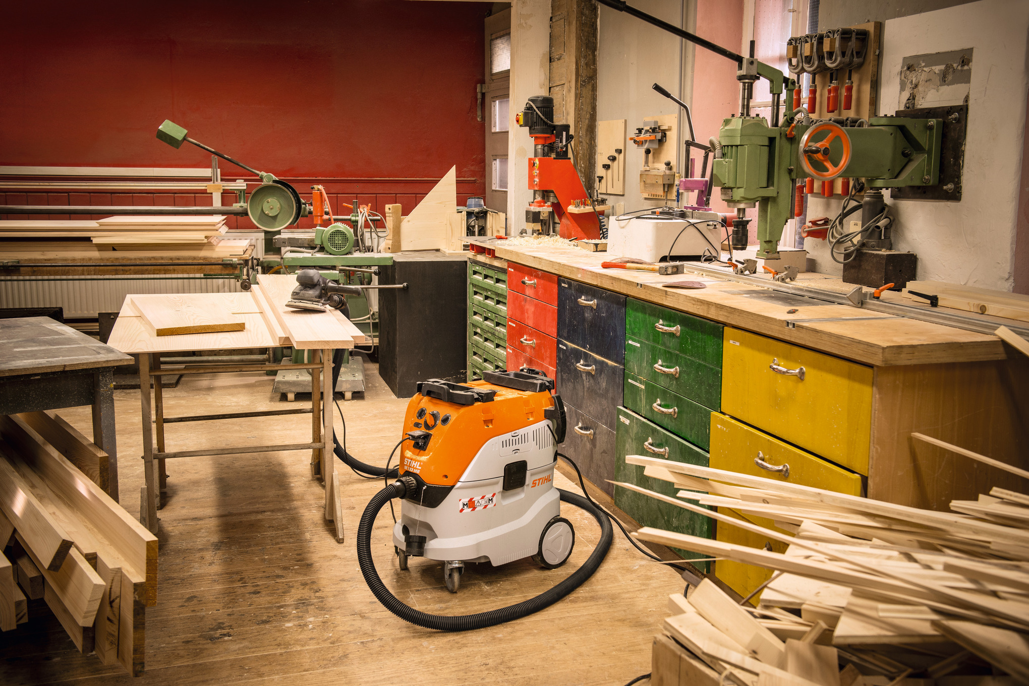 Stihl SE 133 ME Elektro-Nass- und Trockensauger in einer professionellen Tischlerwerkstatt