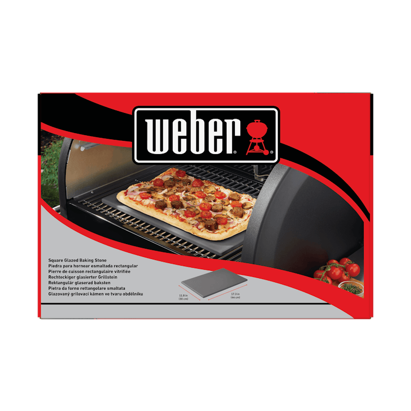 Weber glasierter Pizzastein im Grill mit frisch gebackener Pizza und frischen Tomaten daneben