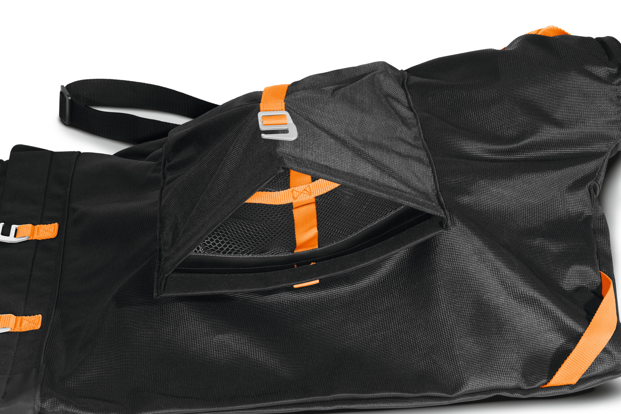 Detailansicht des schwarzen Fangsacks des STIHL SHA 140 mit orangefarbenen Schnallen