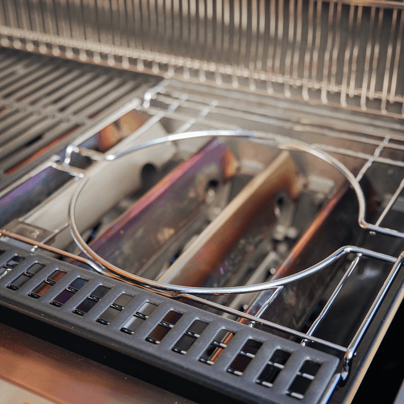 Detailansicht des WEBER CRAFTED Basis-Rahmen-Sets in einem Grill