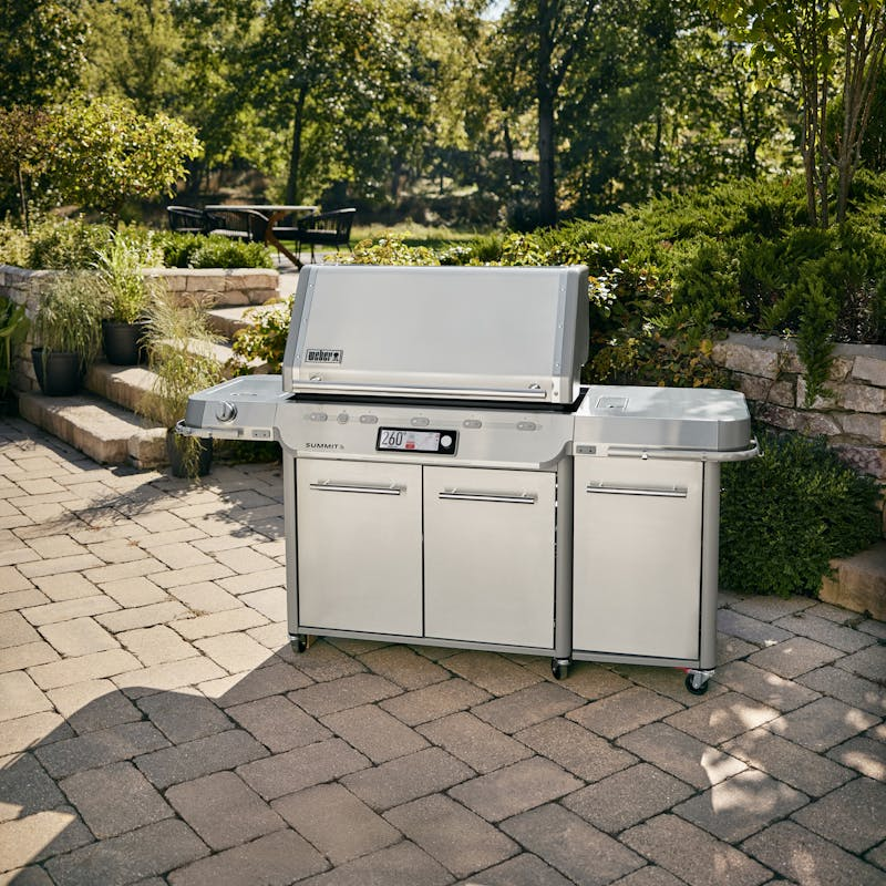 Weber Summit FS38X S Smart Grill in einem Garten