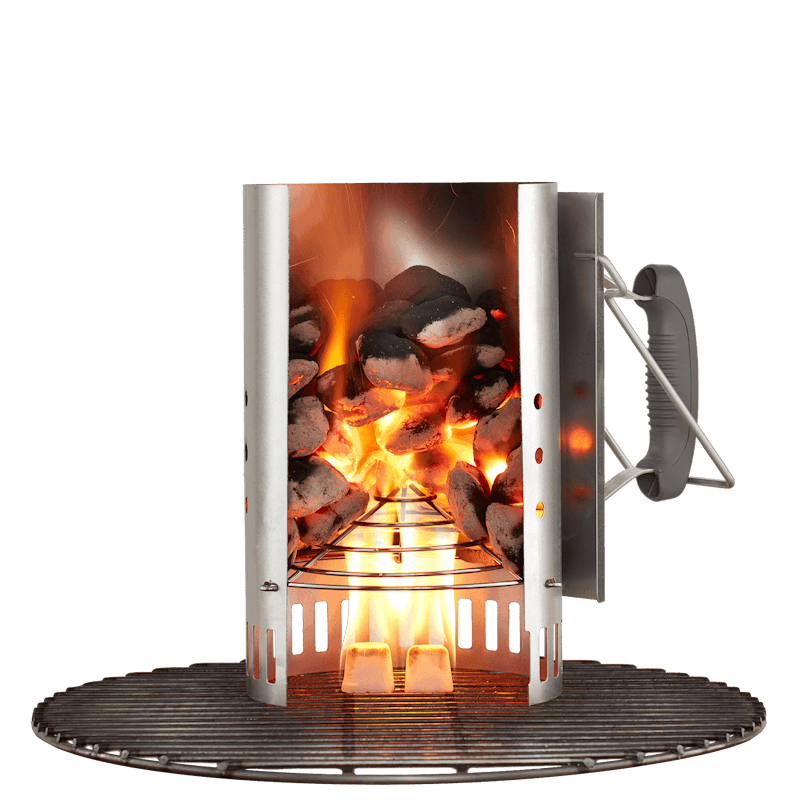 Weber Anzündkamin Rapidfire mit glühenden Kohlen und sichtbaren Flammen
