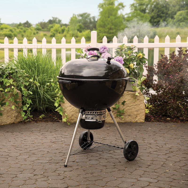 Weber Master-Touch Premium Holzkohlegrill in Betrieb in einem Garten