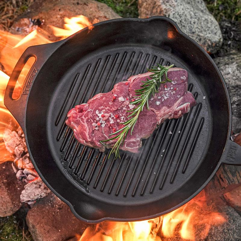 Petromax Grill-Feuerpfanne gp30 mit Steak über offenem Feuer
