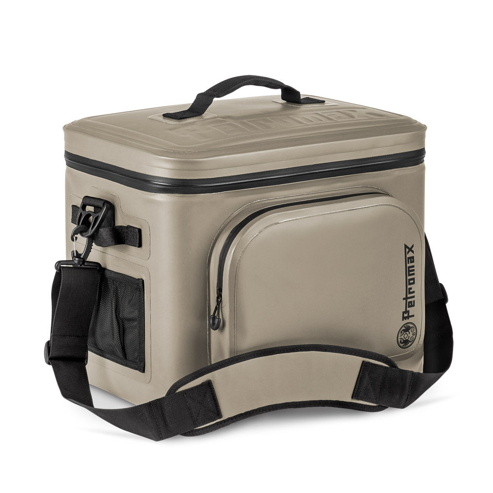 Sandfarbene Petromax Kühltasche 8 Liter mit Schultergurt und Seitentasche