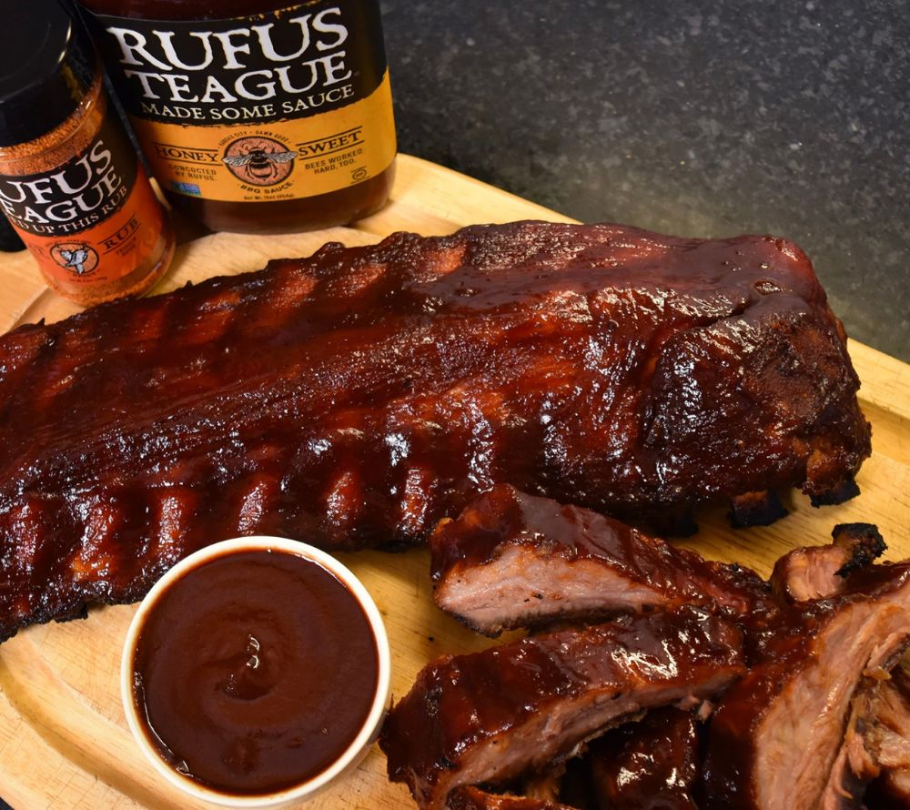 Gegrillte Rippchen mit Rufus Teague BBQ Sauce auf Holzbrett