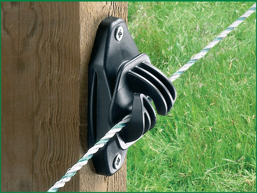 Schwarzer EASYCord Seilisolator montiert an Holzpfosten mit grün-weißem Seil