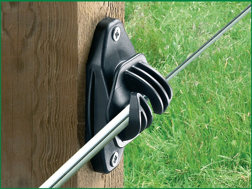 EASYCord Seilisolator montiert an einem Holzpfosten mit weißem Elektroseil im Hintergrund einer grünen Wiese