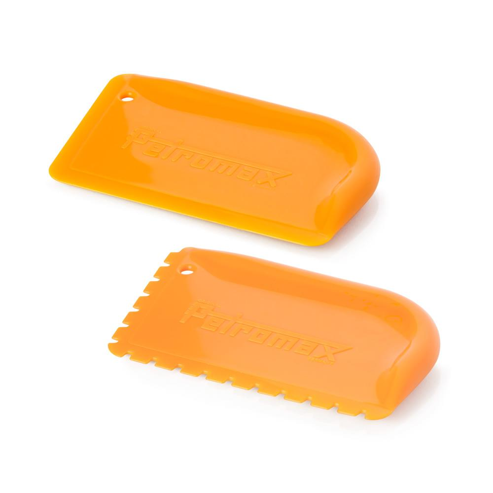 Zwei orange Petromax Schaber für Feuertöpfe auf weißem Hintergrund