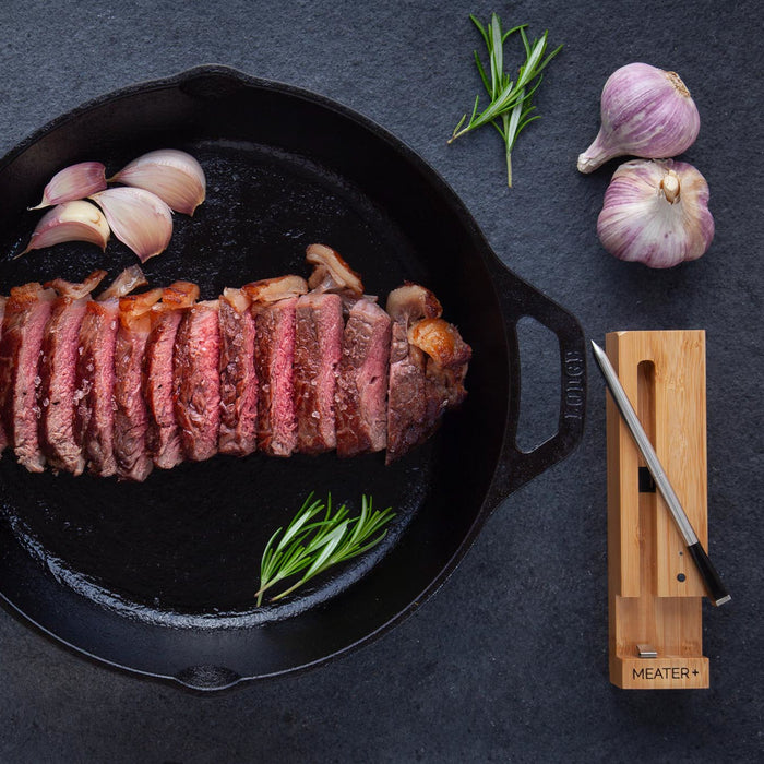 Perfekt gebratenes Steak mit MEATER Plus Thermometer in einer gusseisernen Pfanne