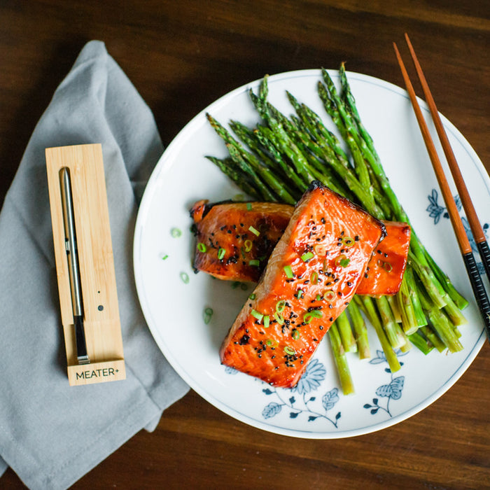 Gegrillter Lachs mit Spargel und MEATER Plus Thermometer auf Holztisch