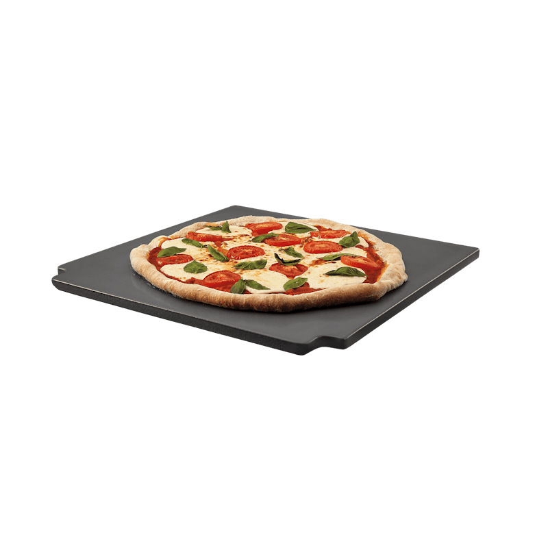 Frische Pizza auf WEBER CRAFTED glasiertem Grillstein