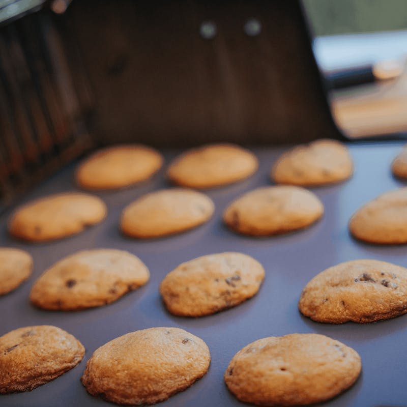 Frisch gebackene Cookies auf einem glasierten Grillstein im Weber Grill