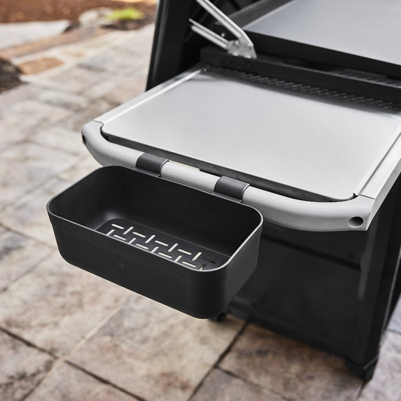 Weber Works Saucen- und Gewürzhalter montiert an einem modernen Grilltisch