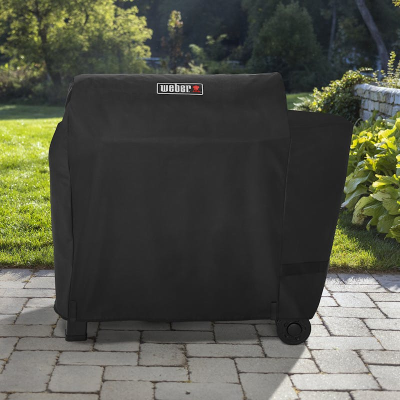 Weber Premium Abdeckhaube über Searwood XL Grill im Garten