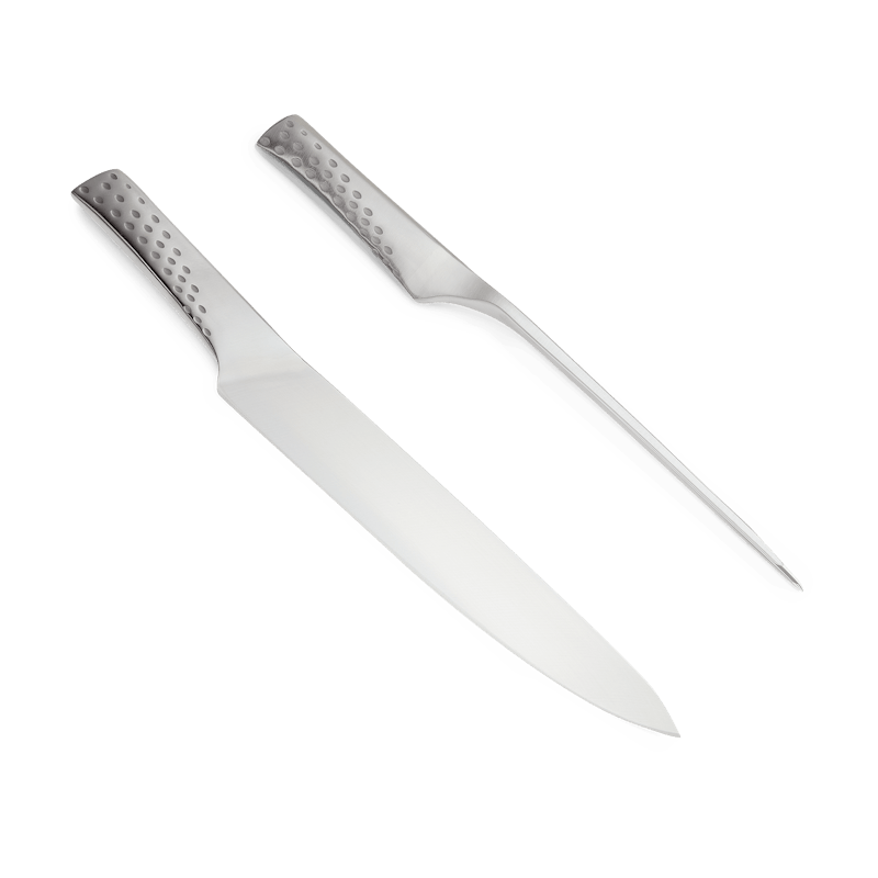 Deluxe Tranchierbesteck-Set aus Edelstahl mit ergonomischen Griffen auf dunkelgrünem Hintergrund