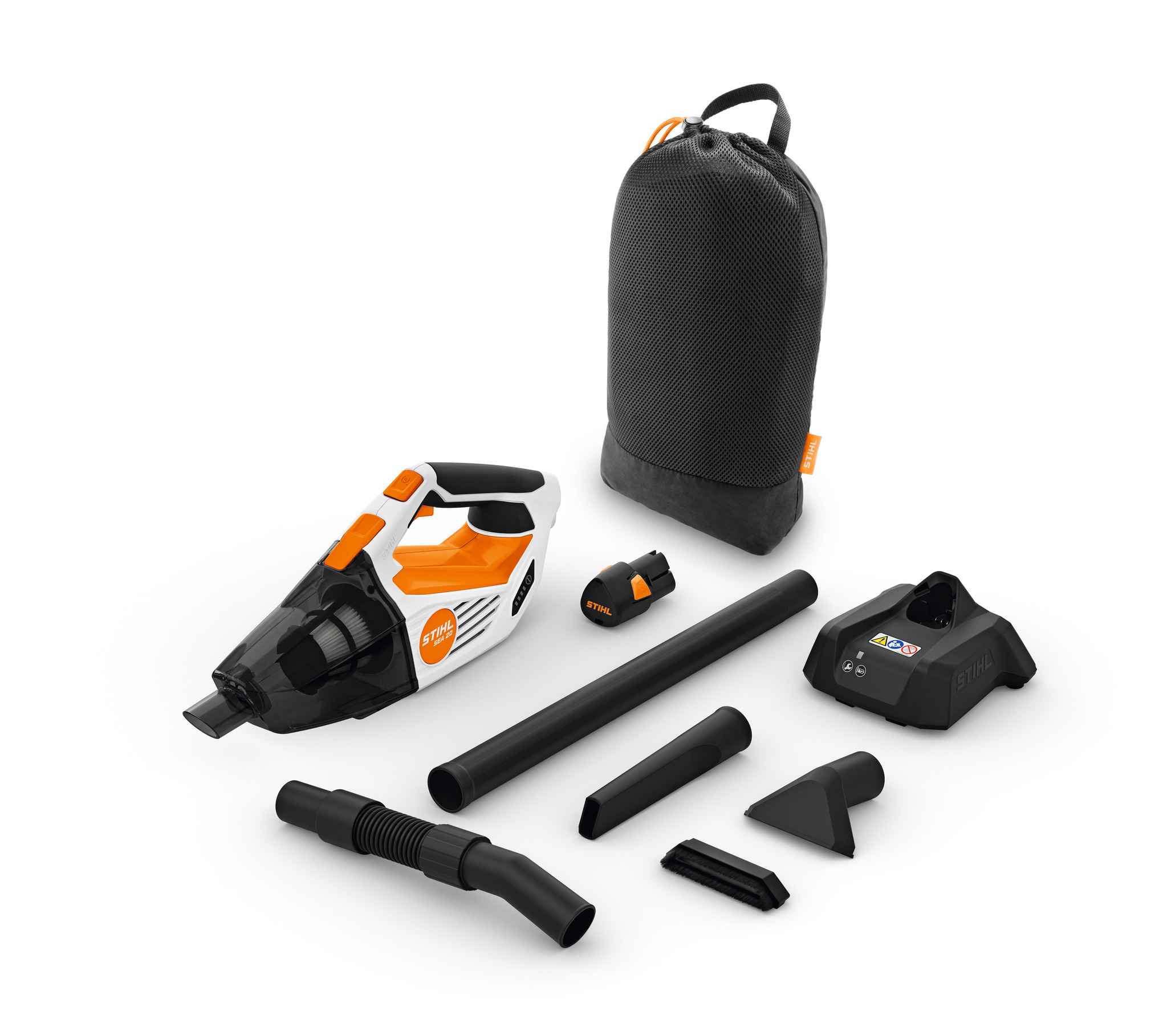 Stihl SEA 20 Handstaubsauger Set mit Akku, Ladegerät und Aufsätzen auf weißem Hintergrund
