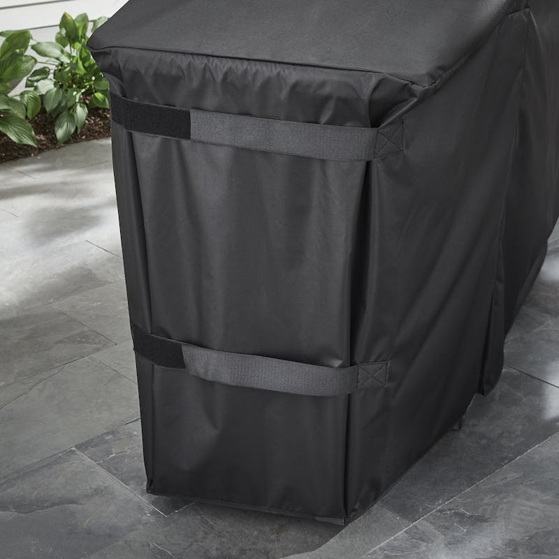 Schwarze Weber Premium Abdeckhaube über einer Plancha auf einer Terrasse
