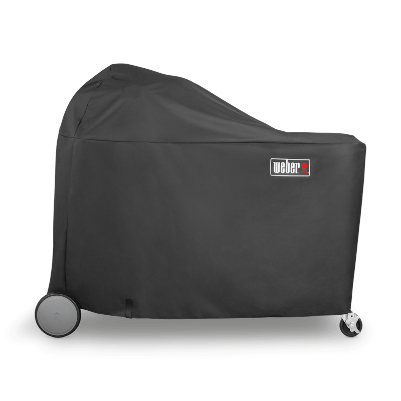 Schwarze Weber Premium Abdeckhaube über einem Summit Charcoal Grill-Center