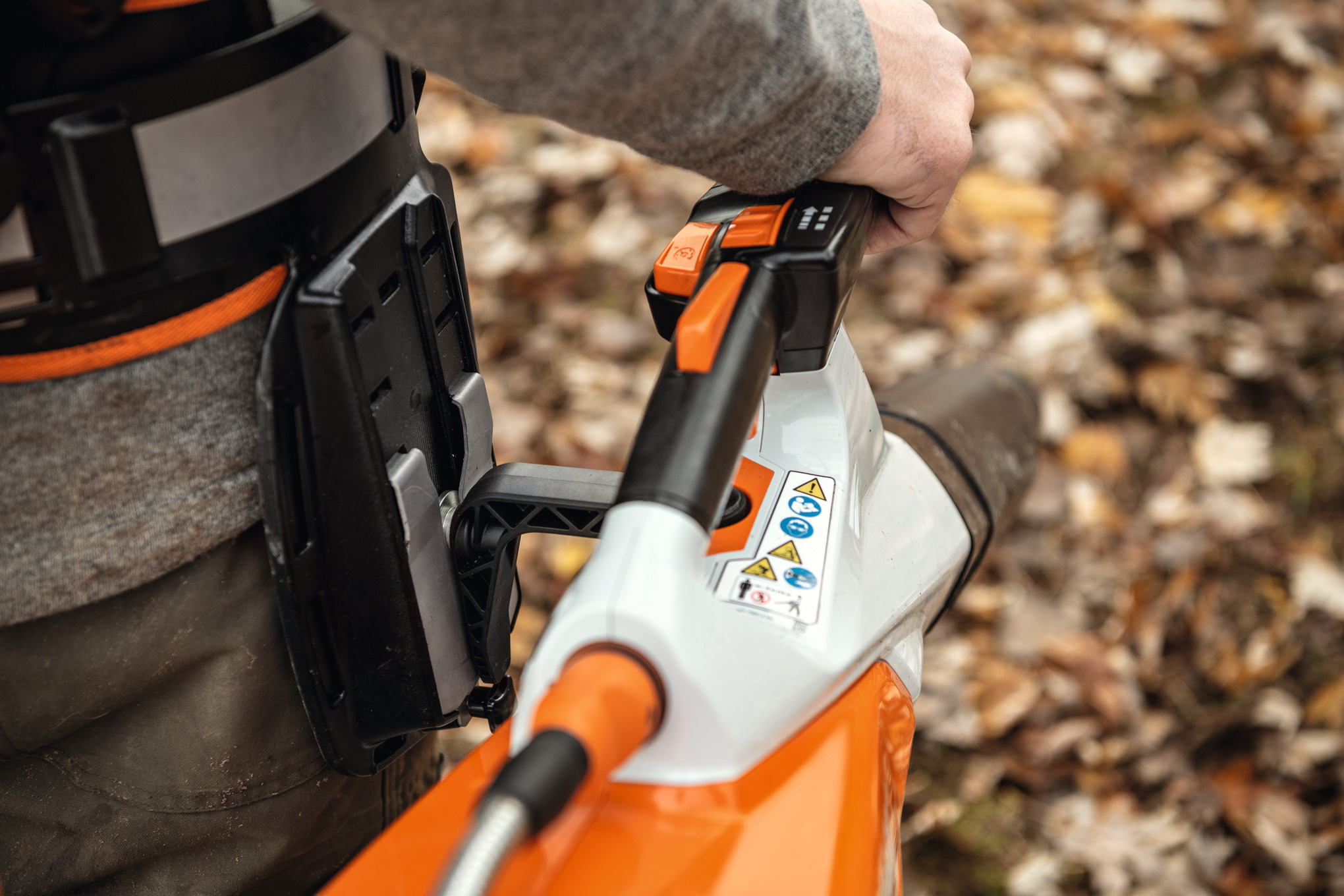 Professioneller Einsatz eines Stihl BGA 200 Laubbläsers mit Komfort-Tragsystem im Herbst