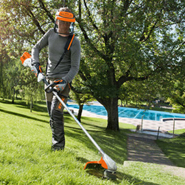 Person verwendet Stihl FSA 90 R Akku-Motorsense in Grünanlage