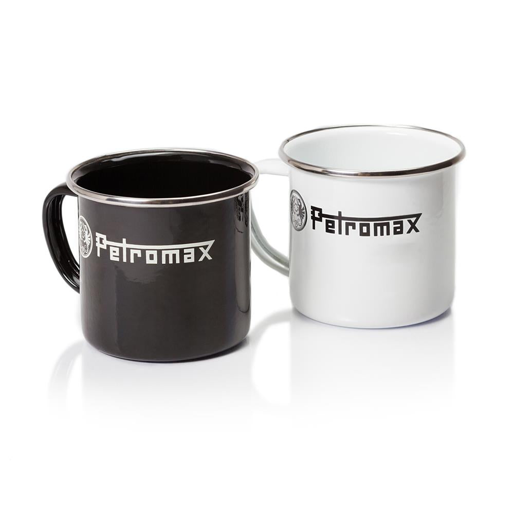 Zwei Petromax Emaille-Becher in Schwarz und Weiß auf glänzender Oberfläche