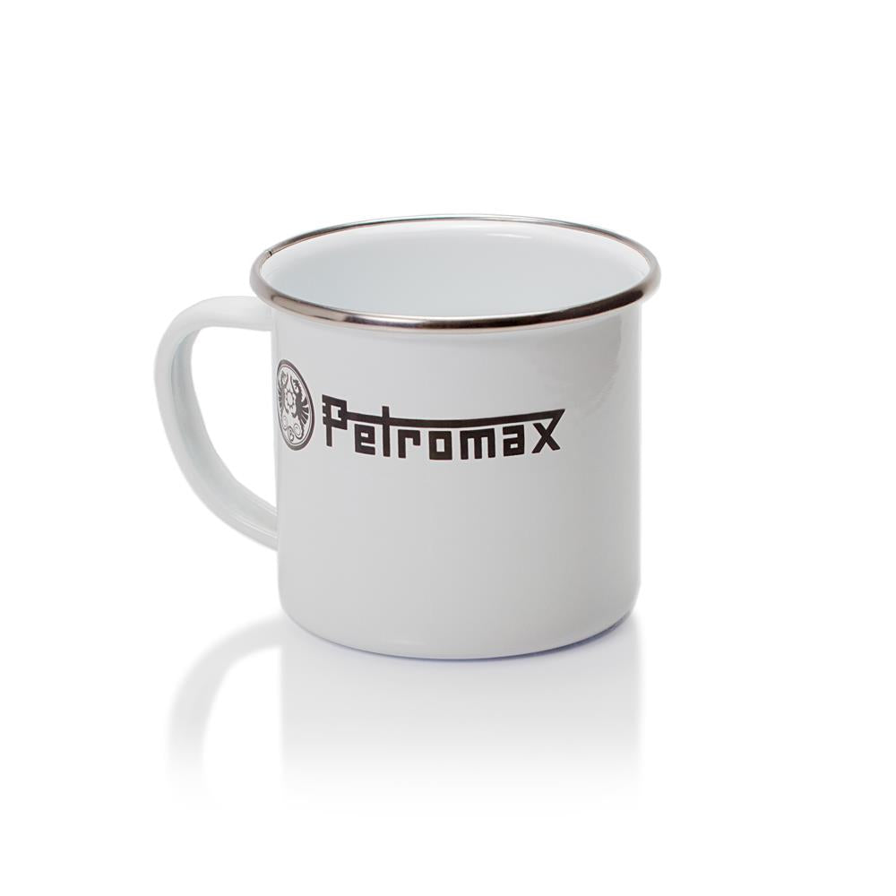 Weißer Petromax Emaille-Becher mit Logo auf glänzender Oberfläche