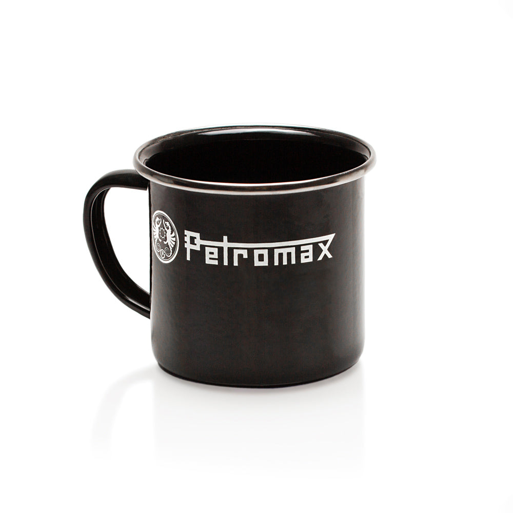 Schwarzer Petromax Emaille-Becher mit Logo auf weißem Hintergrund