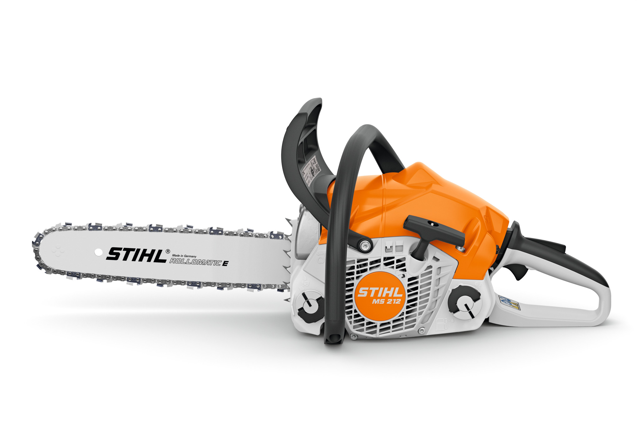 Stihl MS 212 Benzin-Kettensäge auf weißem Hintergrund