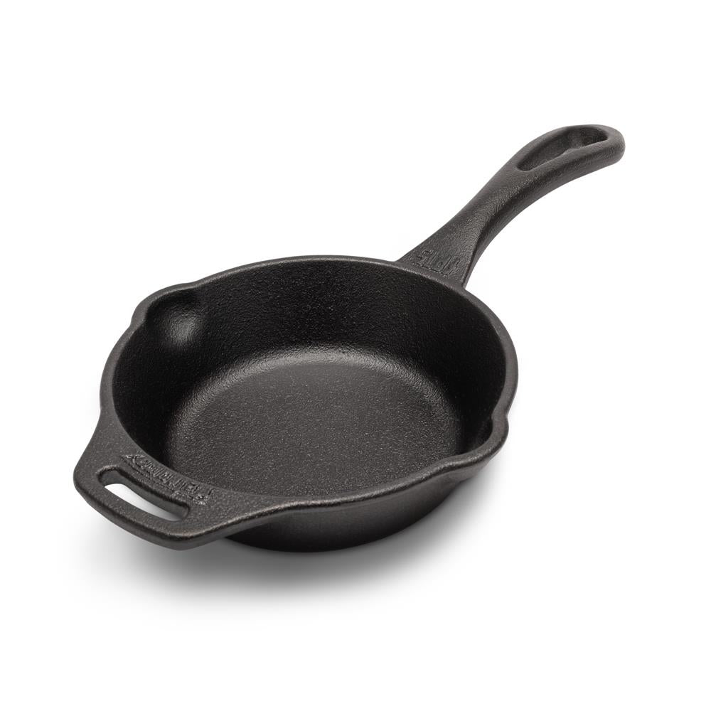 Schwarze Petromax Feuerpfanne aus Gusseisen mit Stiel und Henkel